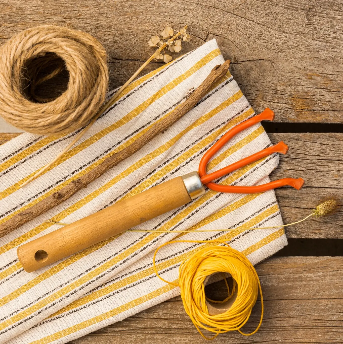 Gartengeräte auf einem Holztisch