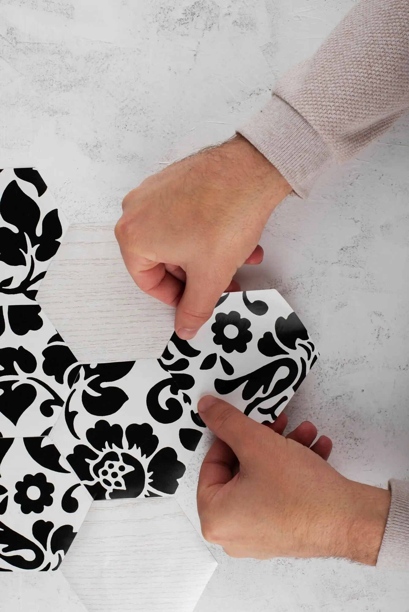 Draufsicht auf Hände, die dekoratives Vinyl halten.