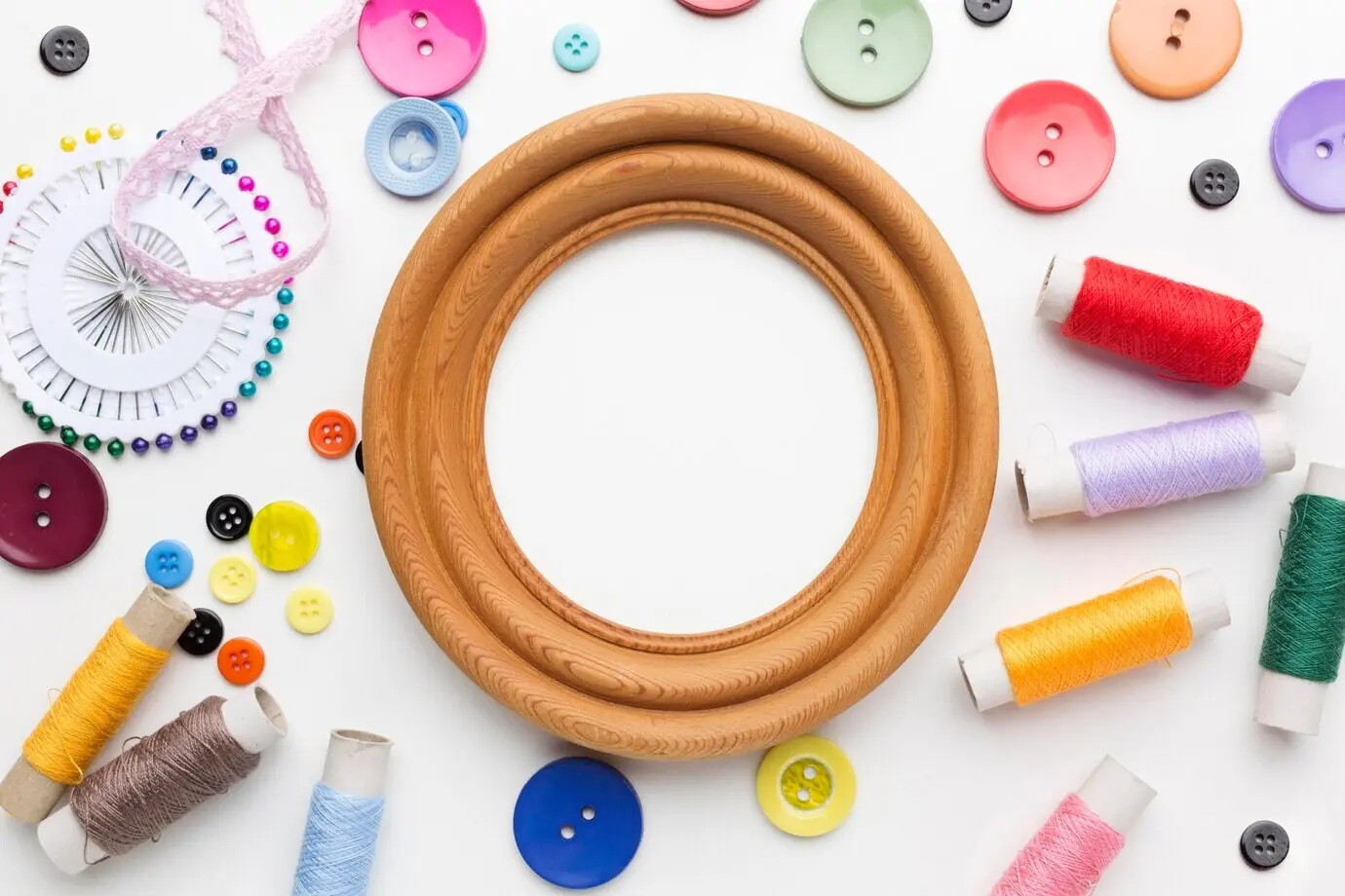 Draufsicht eines Nähsets als Rahmen mit Textfreiraum