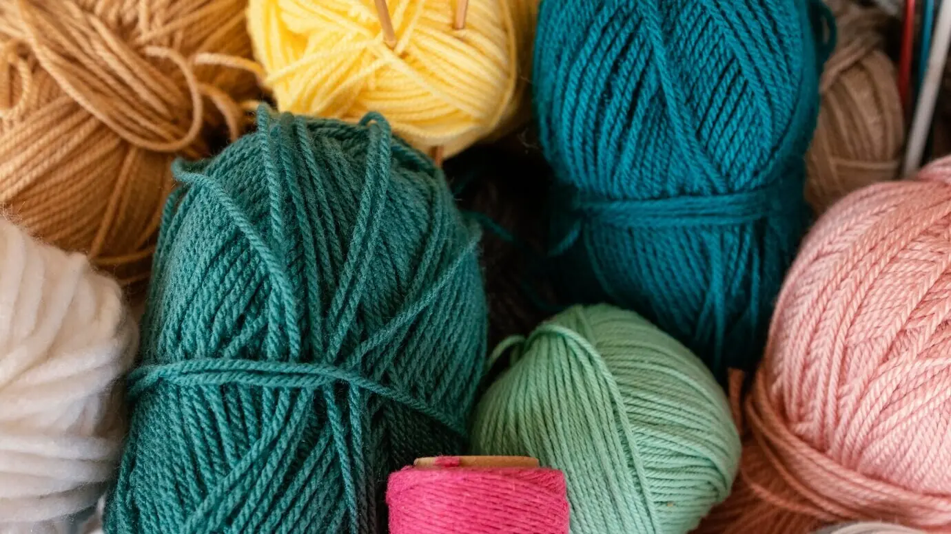 Draufsicht auf Wolle zum Stricken